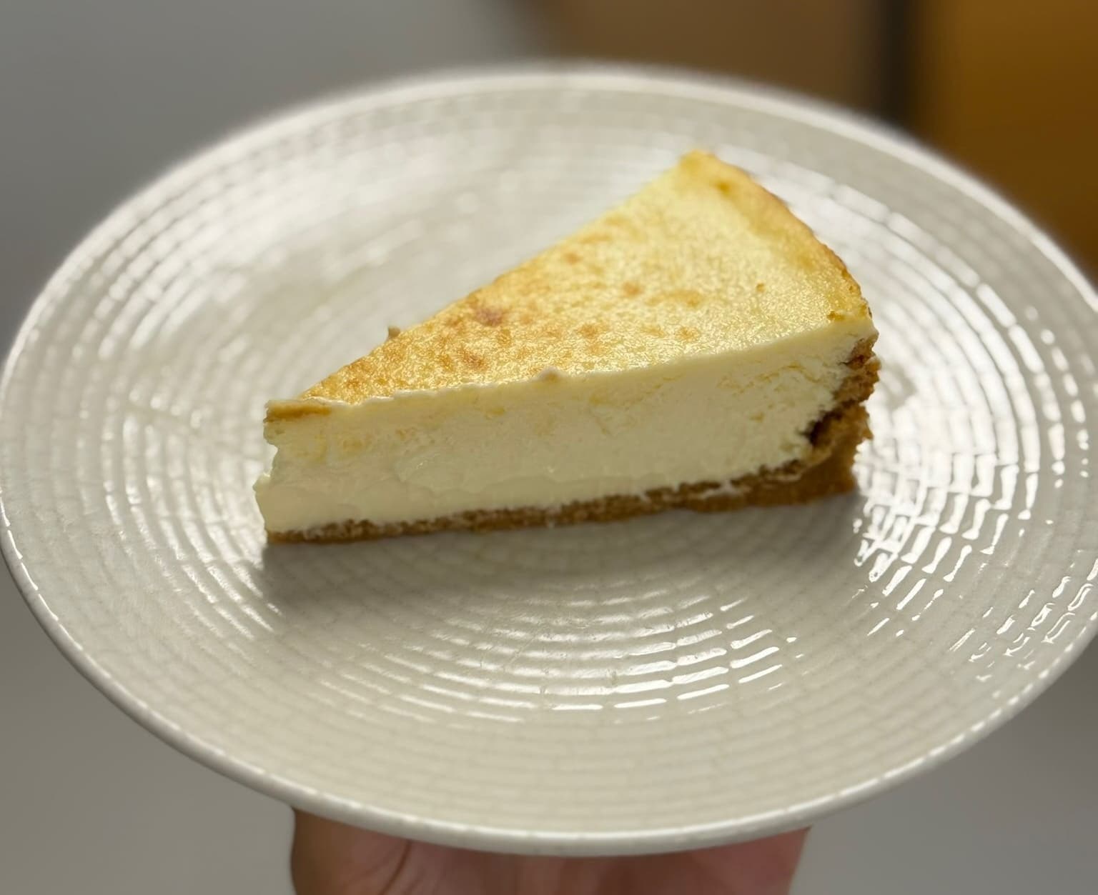 Así se crea la tarta de queso más pedida por los restaurantes y cafeterías de Madrid (y por qué la quieren todos)